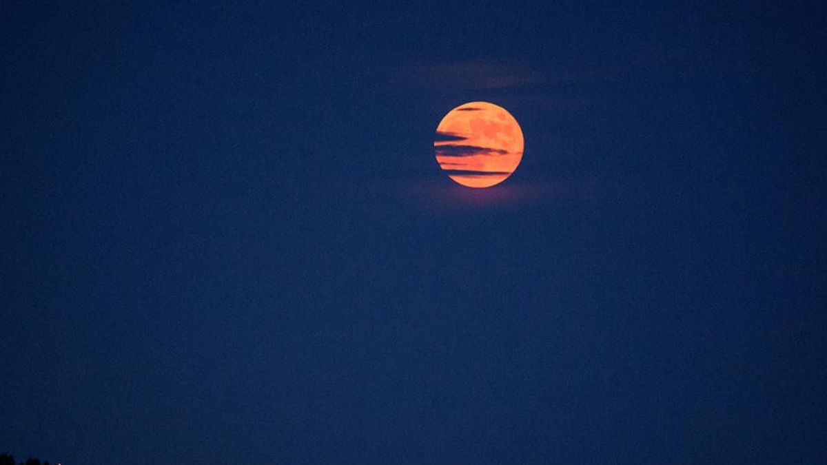 Seeing The Beauty Of This Year's Strawberry Full Moon Phenomenon