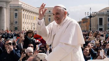 Pope Francis Asks Ukraine To Dare To Lift 'White Flag'