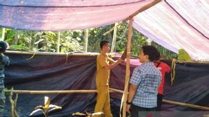 L'exhumation de la tombe d'un garçon présumé de la victime de Malpraktek Puskesmas Sindang Materials