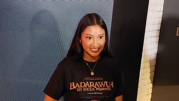 Claresta Taufan s’entraîne 4 heures pour jouer le rôle de danseuse dans le film Badarawuhi