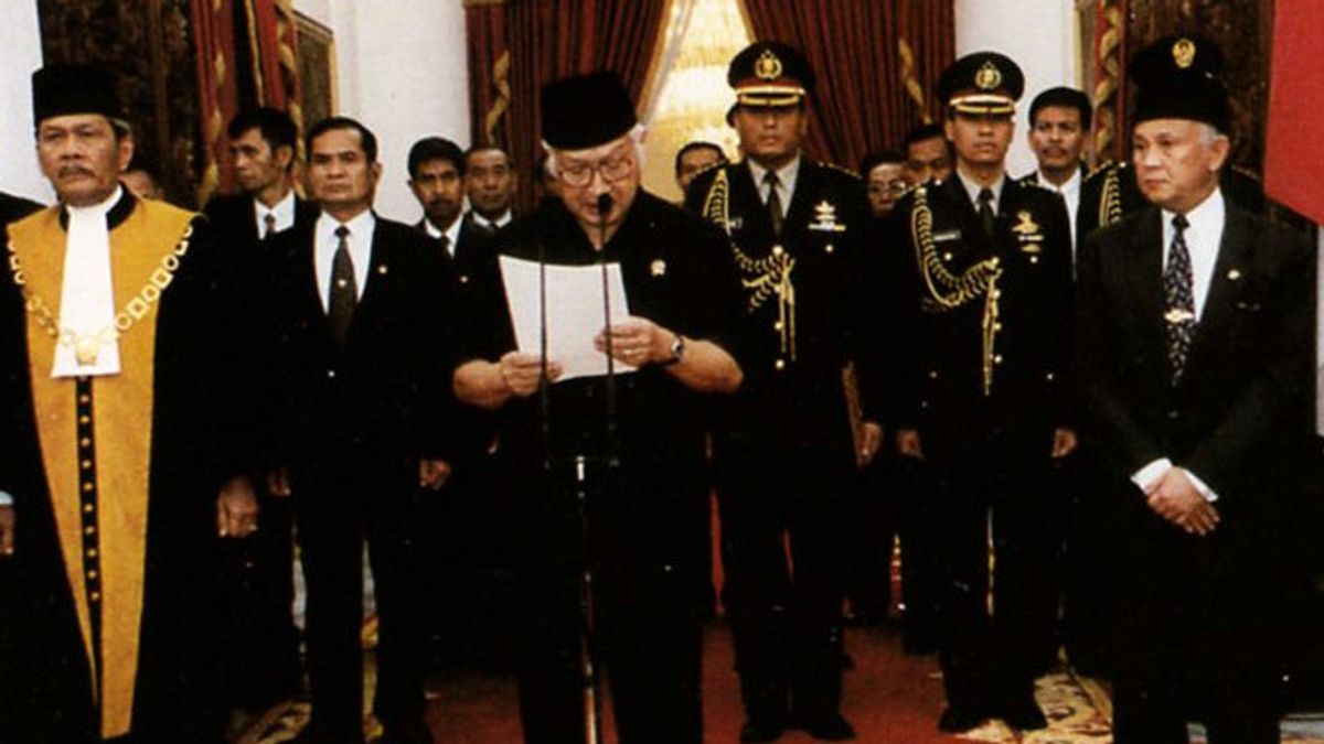 Soeharto Resigns After 32 Years As President Of Indonesia In History Today, May 21, 1998