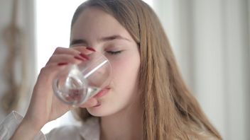 Ber de l'eau blanche facilite la perte de poids, voici l'explication