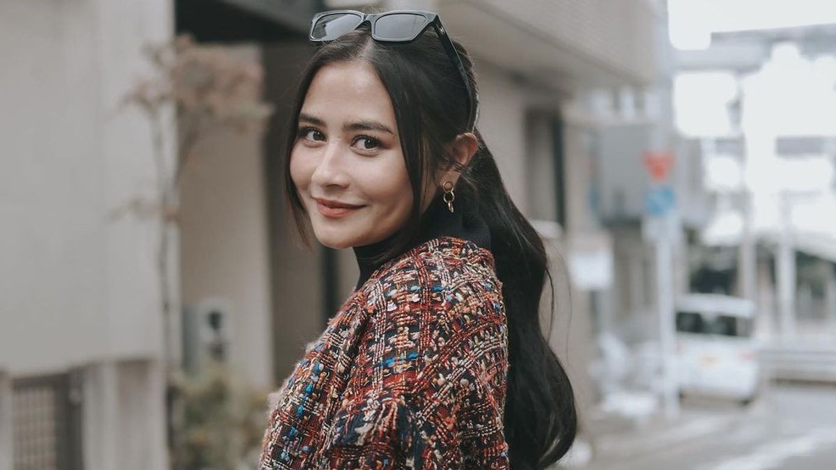 Not Getting Tickets, Take A Peek At 7 Portraits Of Prilly Latuconsina Watching Coldplay Concerts In Japan