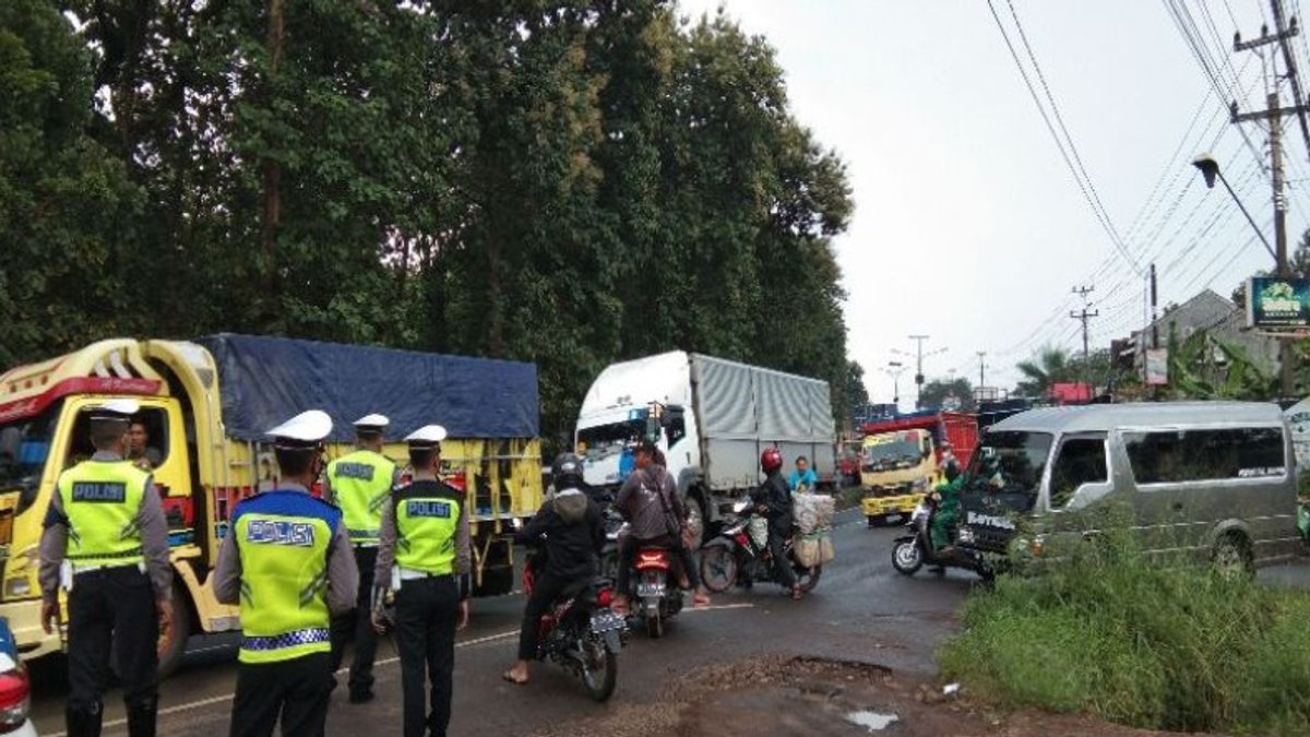 سائق شاحنة في باتانج يغلق شرطة الطرق تتدخل