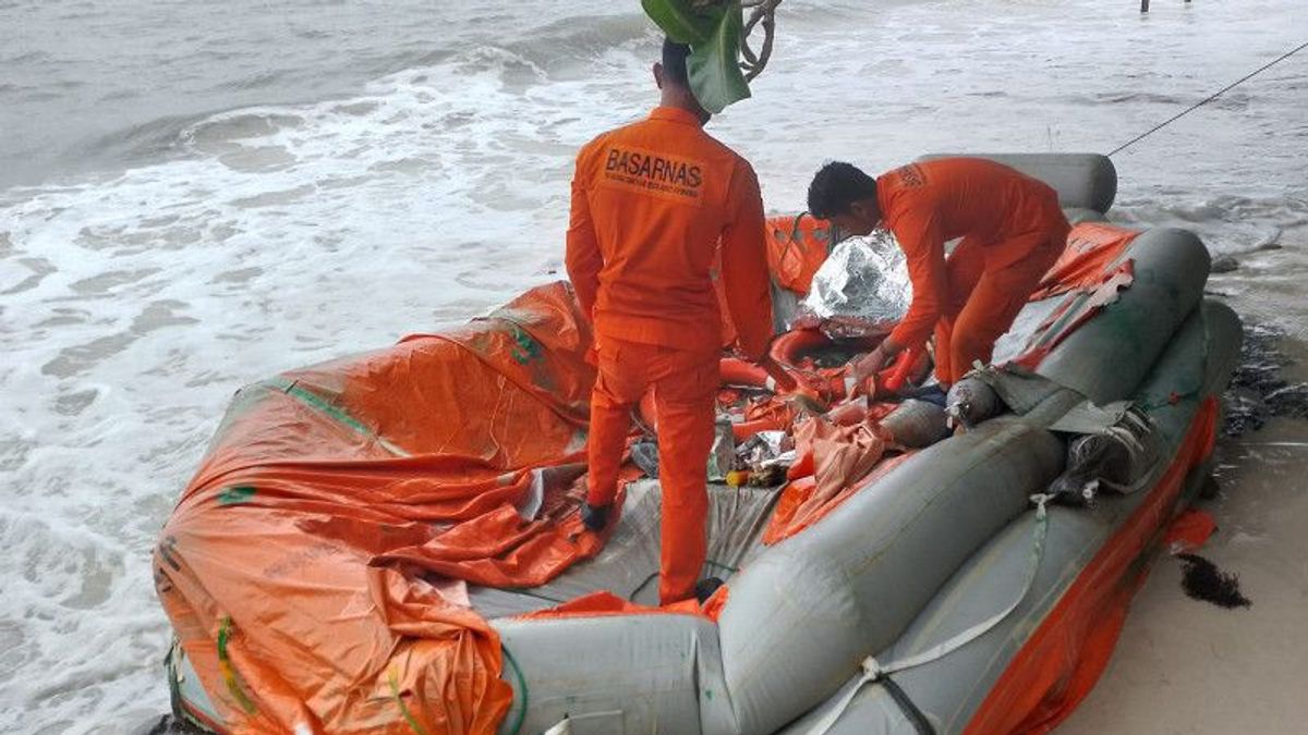 تركز SAR على العثور على 6 من أفراد الطاقم المفقودين في موقع سفينة TB Muara Sejati بمجرد إرسال إشارة الخطر