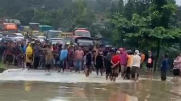 Lalin Jalur Jambi-Padang Lumpuh Total Imbas Banjir, Kendaraan Mengular