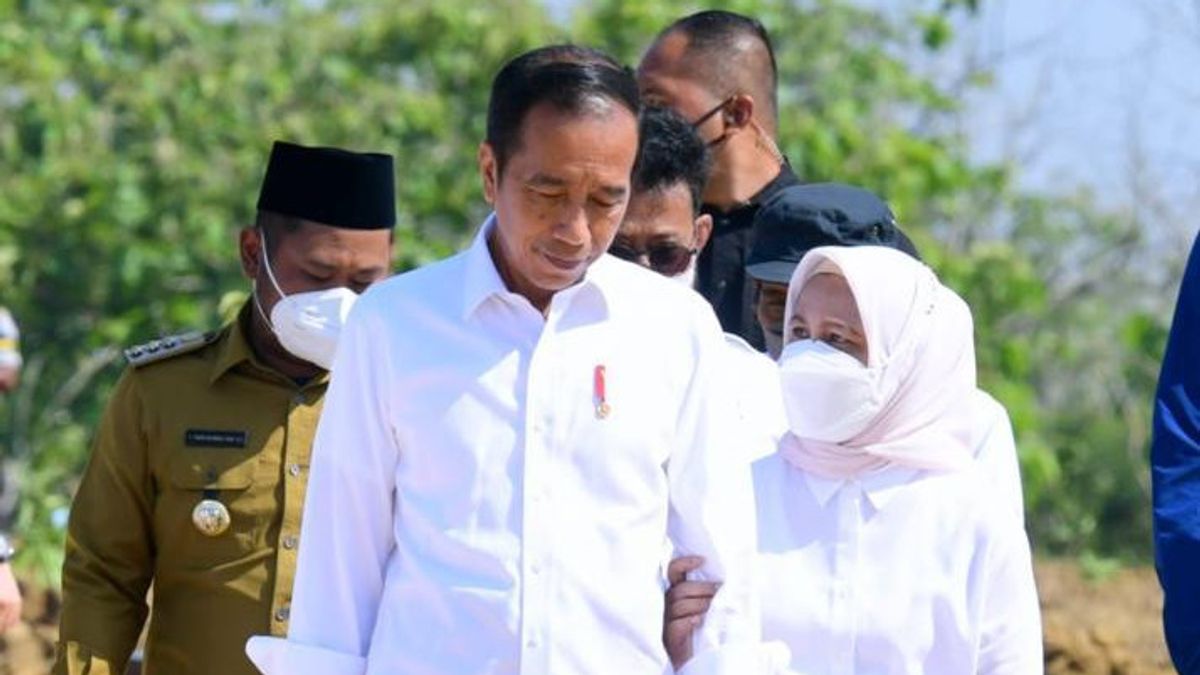 Diberondong Pertanyaan Soal Reshuffle, Jokowi Irit Bicara Pilih Senyam-senyum
