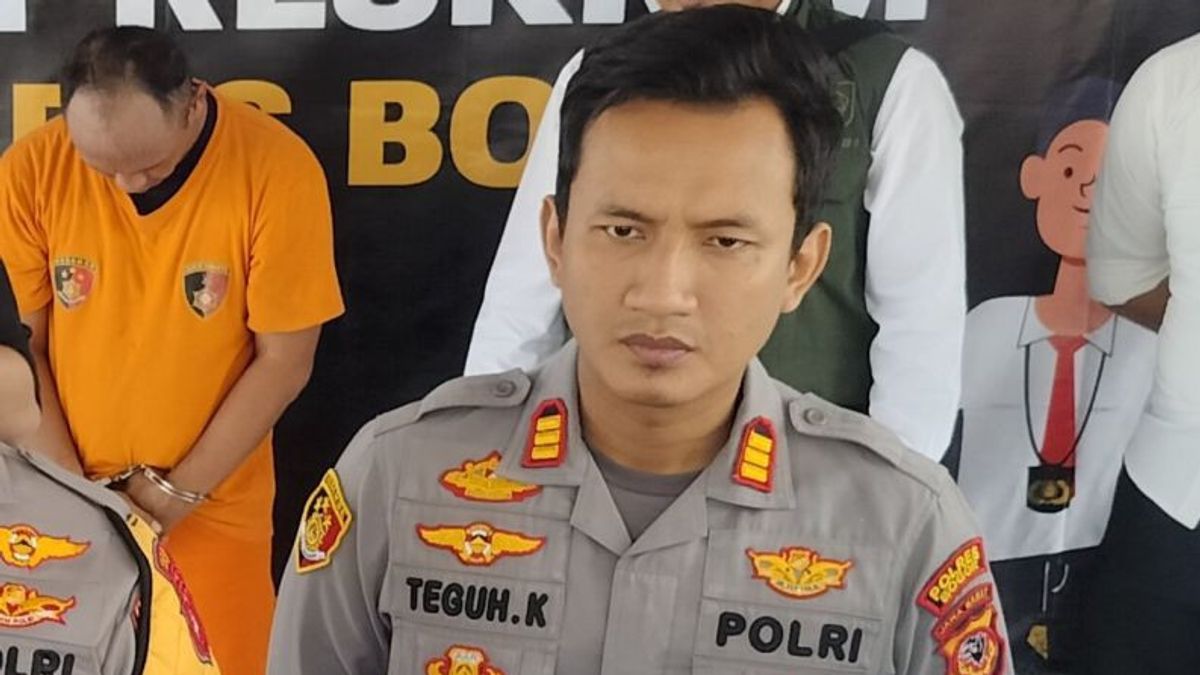 Des policiers découvrent des poudres de potassium sur le site d'explosion de Bogor
