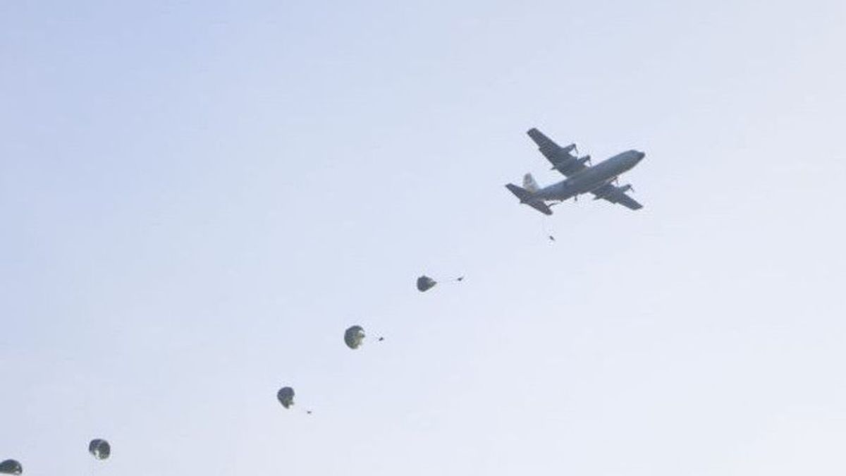 Indonesian Air Force Elite Troops Fly In The Sky Of The Land Of A Thousand Suluk Rohul