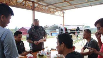 فحص الهجرة 5 الأجانب الصينيين في باياكومبوه غرب سومطرة