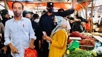 佐科威购买辣椒2公斤支付20万印尼盾，同时在丹戎恩尼姆新市场爱资本援助，贸易商：谢谢先生