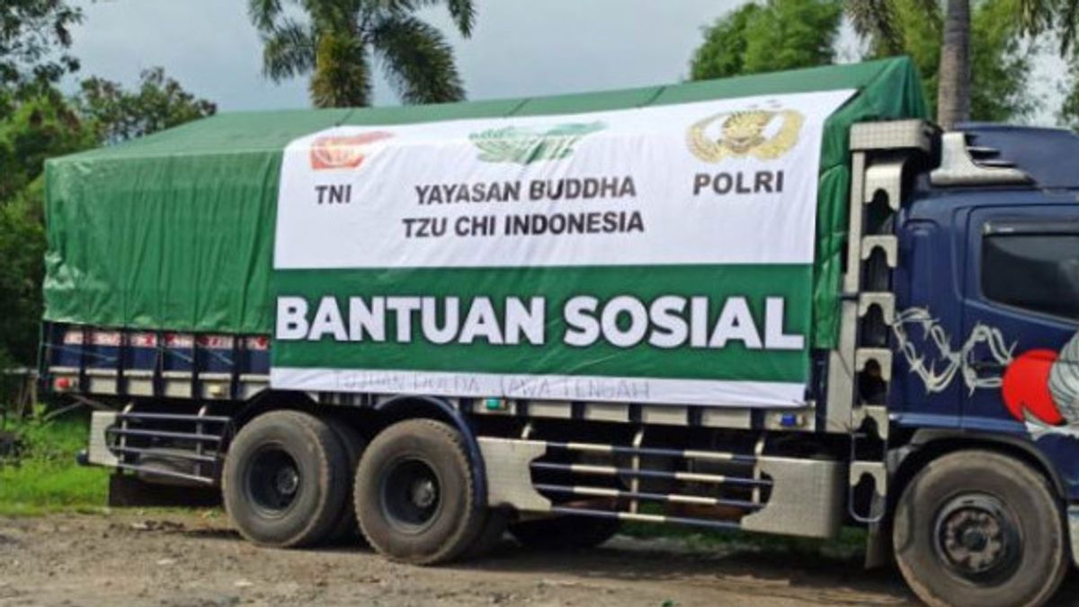 Companies Owned By Conglomerates Eka Tjipta Widjaja To Anthony Salim And The Buddhist Tzu Chi Foundation Distribute Aid 35,000 Tons Of Rice