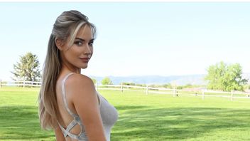 前高尔夫球手Paige Spinarac在Maxim红毯上再次展示照片，仅使用隐形胸罩和紧身裤