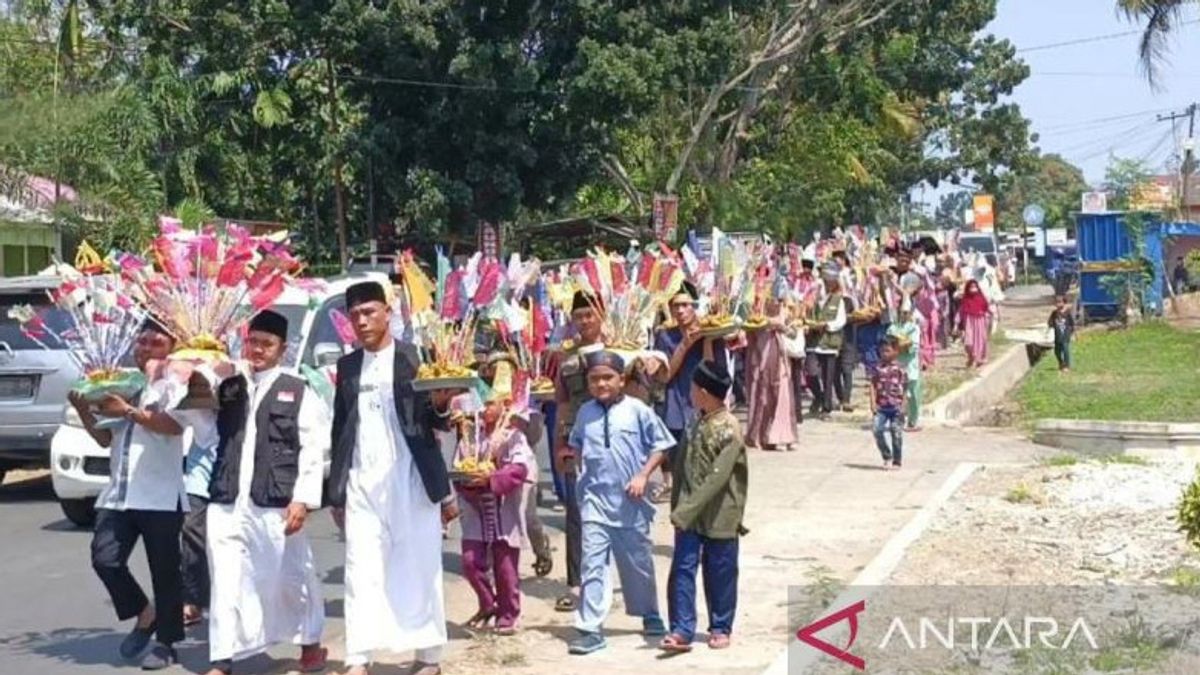 纪念先知的Maulid,Bengkulu Arak Nasi Tumpeng的数百人