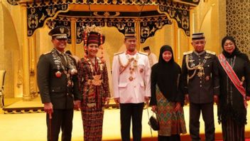 印尼国民军司令安迪卡·佩尔卡萨·宾唐将军获得文莱达鲁萨兰国苏丹颁发的奖