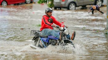 Dubai inondé, la police invite les habitants des EAU à rester à la maison sauf en cas d'urgence