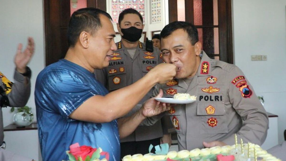 <i>So Sweet</i>, Ini Momen Kapolda Jateng Disuapi Kue oleh Pangdam IV/Diponegoro