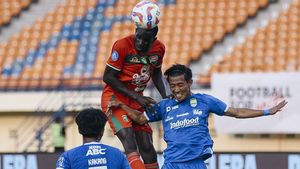 西甲1 2024/2025:Persib Tumbangkan Persebaya 2-0 在 Kandang