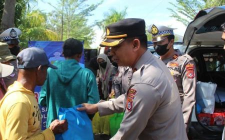 Bukan Demo Kenaikan BBM, Mahasiswa di Kolaka Sultra Bareng Polisi Bagikan Sembako Buat Warga