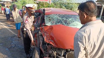 Calya Oleng的汽车在Kemranjen-Sumpiu Banyumas高速公路上被卡车撞倒，1人死亡，5人受伤