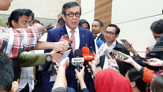 Mempertanyakan Menteri Yasonna Copot Dirjen Imigrasi Ronny Sompie