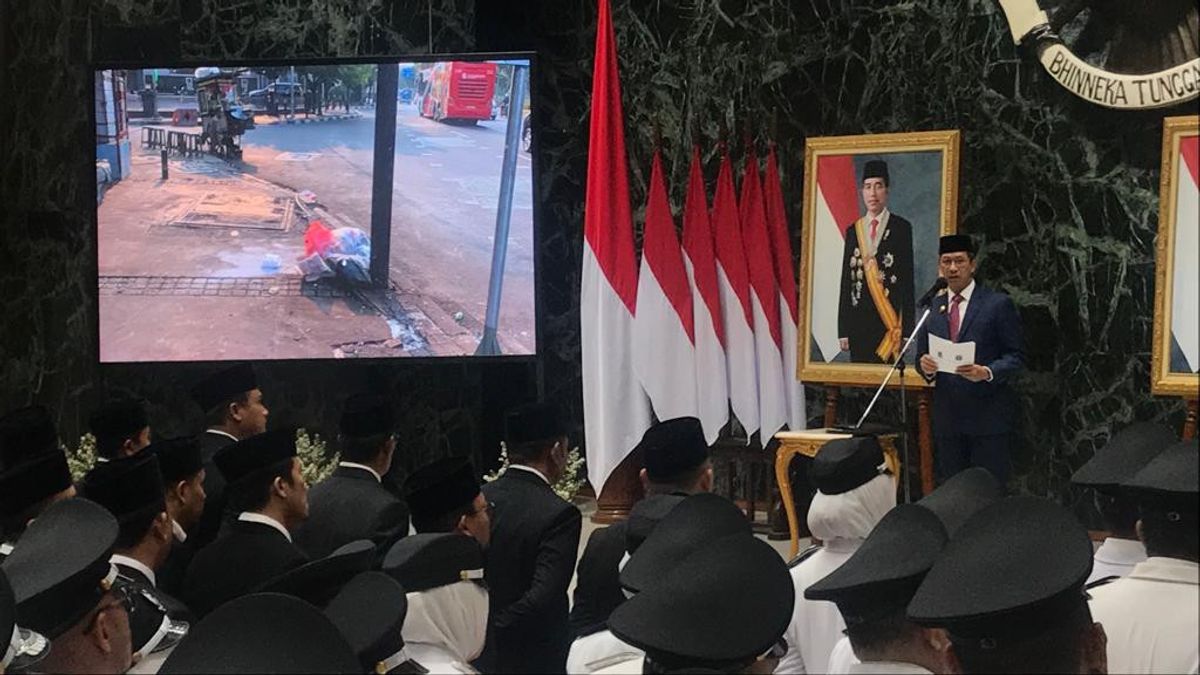 Tunjukkan Foto Sampah Pinggir Jalan ke Lurah-Camat, Heru Budi: Masak Sih, Bersih Aja Enggak Bisa?