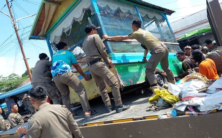 Tak Patuhi Aturan, Gerobak PKL Tepi Sungai Kayan Diangkut Tim Gabungan 