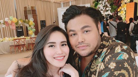 Denies Ever Kissing The Lips, Ayu Ting Ting Calls Ivan Gunawan Bencong