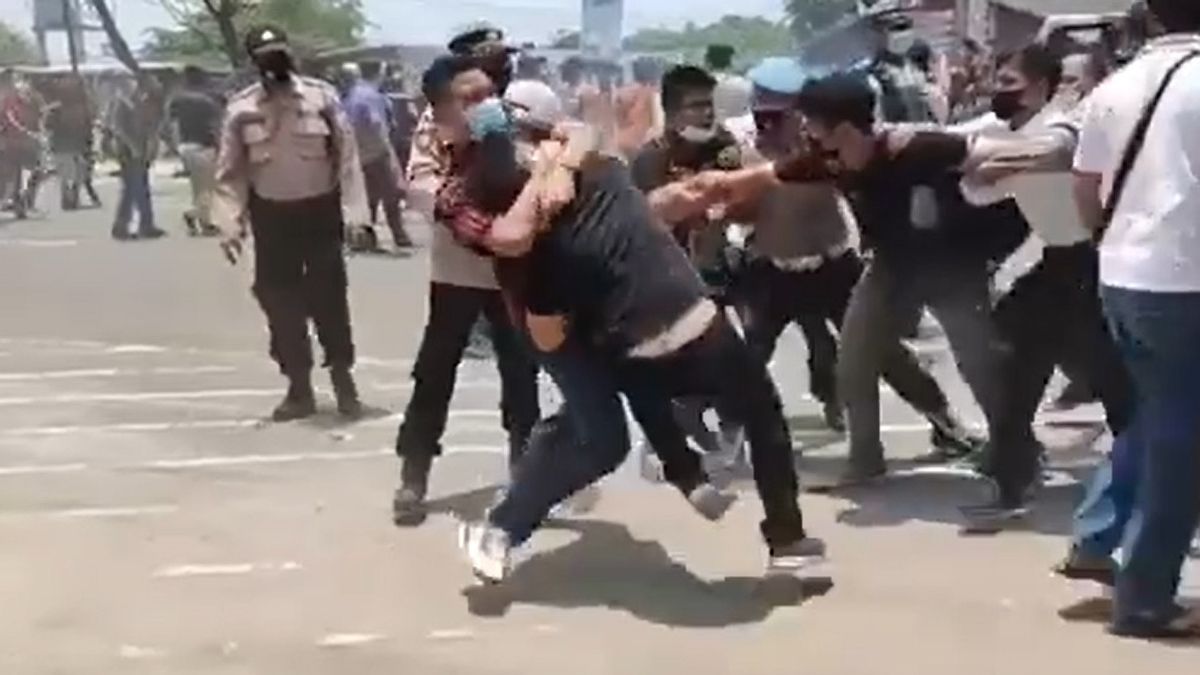 Teriak Banyak Korupsi dan Pengangguran, Mahasiswa dan Polisi Nyaris Gulat di Aksi Demo HUT ke-21 Pemprov Banten 