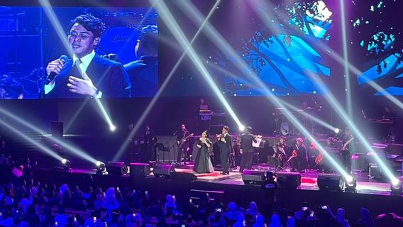 Vina Panduwinata and Ardhito Pramono collaboration at the Badai Pasti Berlalu Erros Djarot Concert