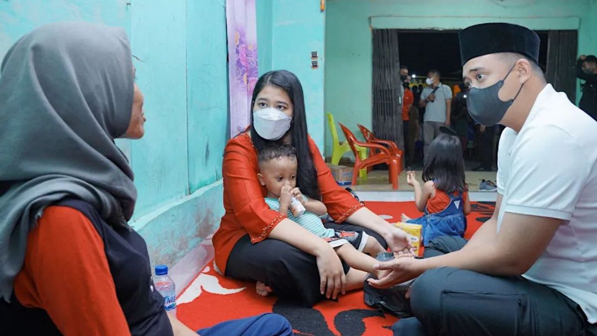 Bobby Nasution-Ayu Kahiyang Meets The Family Of Victims Of A Motorcycle Gang Hijacking In Medan, Guarantees Education Costs For The Deceased's Children