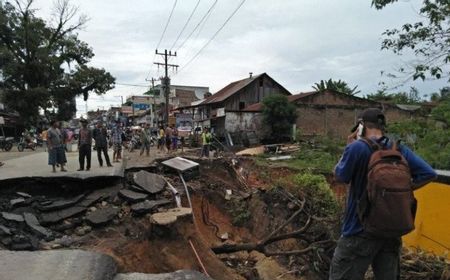 Hujan Deras Akibatkan Longsor di Empat Ruas Jalan di Simalungun