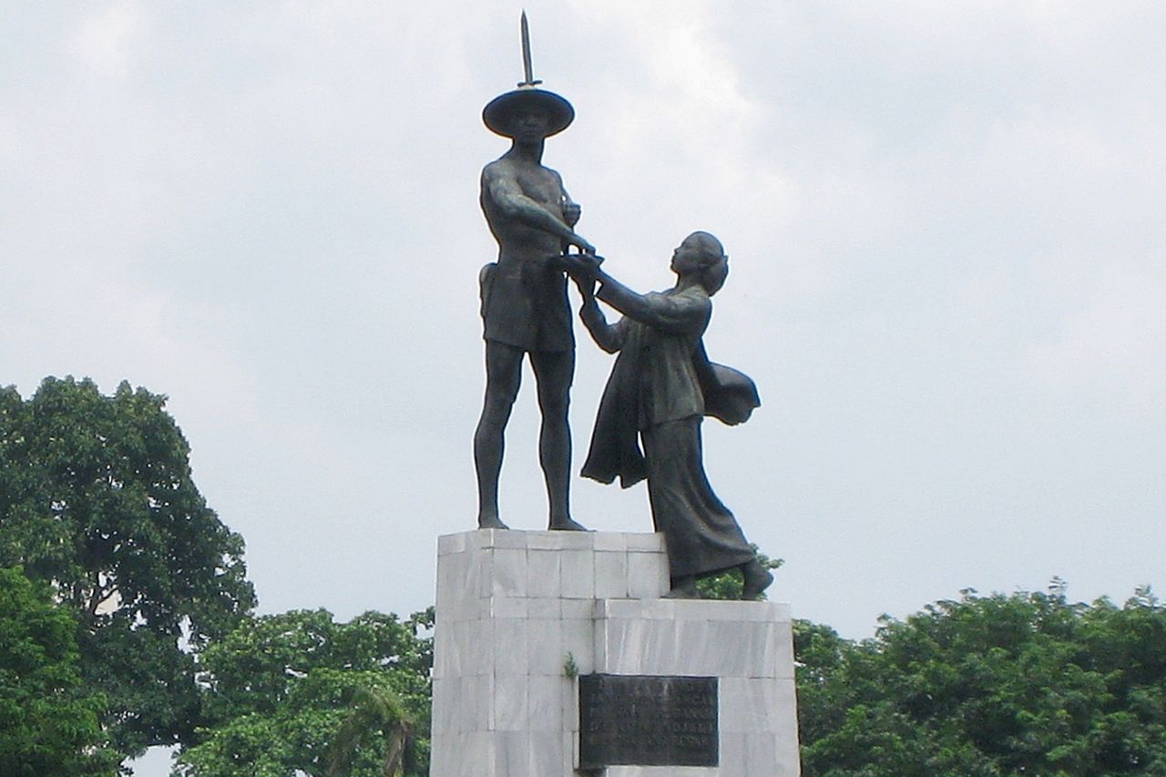 Tugu negara diperbuat daripada apa