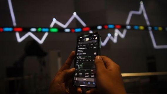 Dihantui Beragam Sentimen, IHSG Selasa Berpotensi Melemah ke Level 6.900-an