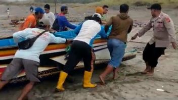 悪天候にもかかわらず海に行くのに必死、Cianjurの2人の漁師は船が波に襲われた後に行方不明になった 