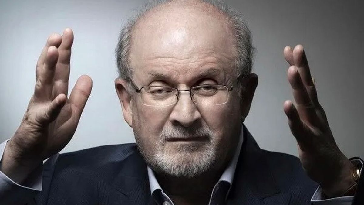 Novelis Salman Rushdie Memakai Ventilator Setelah Ditikam di New York