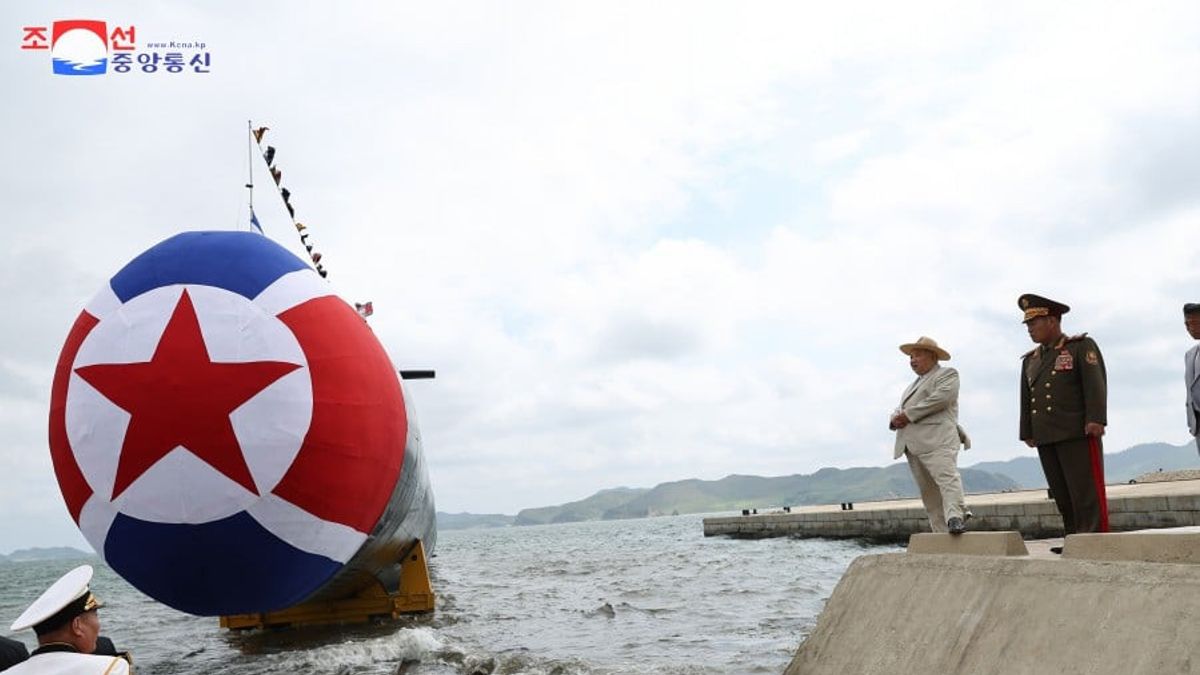 朝鲜声称发射战术核攻击潜艇:金正恩的称赞,外国观察家怀疑