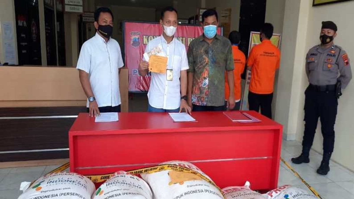 Hoarding Subsidized Fertilizer And Limiting Buyers, Shop Owners In Karanganyar Arrested By Police