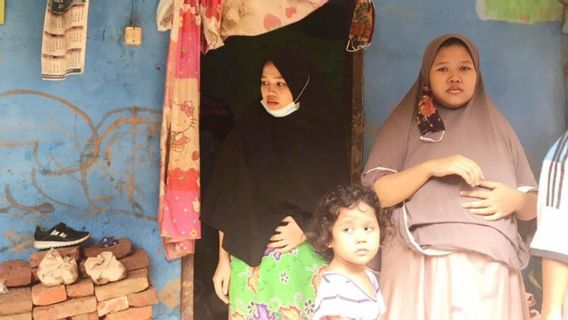 القصة المحزنة ل2 النساء الحوامل في بوغور الذي يتسلق السقف لتجنب الفيضانات