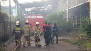Akibat Percikan Puntung Rokok, Pabrik di Kawasan JIEP Pulogadung Hangus Terbakar