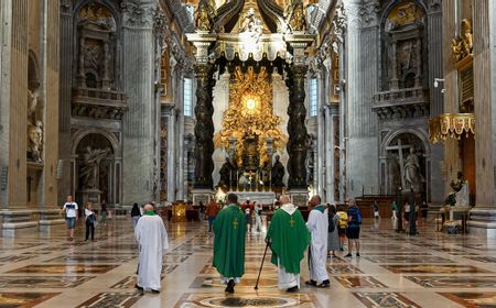 Seorang Pria Acak-acak Altar di Basilika Santo Petrus, Jatuhkan Tempat Lilin dari Abad ke-19