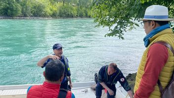 身穿黄色夹克的里德万·卡米尔（Ridwan Kamil）加入瑞士搜救队，在阿勒河寻找失踪的儿子