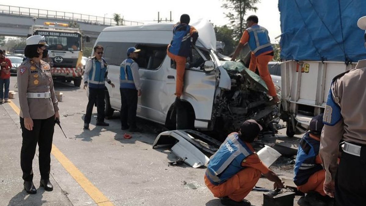 Travel Car的司机是Pandan-Malang收费公路上造成2人死亡的事故的嫌疑人