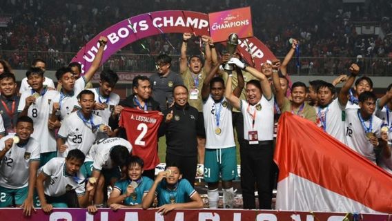 PSSI Nimbrung Ketum举起AFF U-16杯，网友：通常奖杯任命队队长，可耻