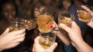 Silakan Bermiras Ria dalam Pesta Selama Tak Sembarang Tenggak Minuman