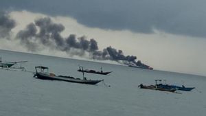 Kapal Pengangkut BBM Pertamina Terbakar di Laut Mataram