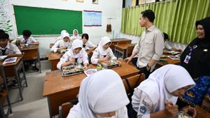 Vice President Gibran Blusukan To School Kitchen Check MBG Menu