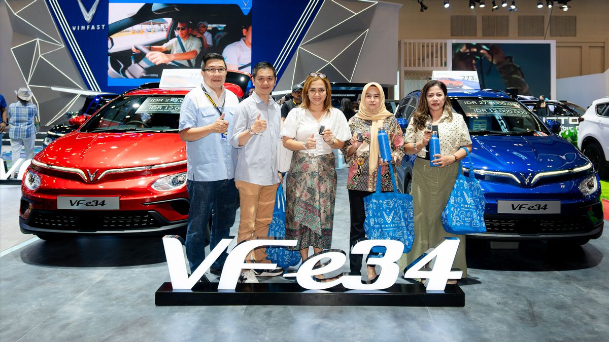 وضع علامة على Babak Baru في إندونيسيا ، VinFast تسليم وحدة VF e34 للعملاء في GIIAS 2024