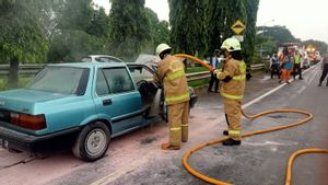 Mobil Honda Civic Hangus Terbakar di Exit Tol Jatiwarna