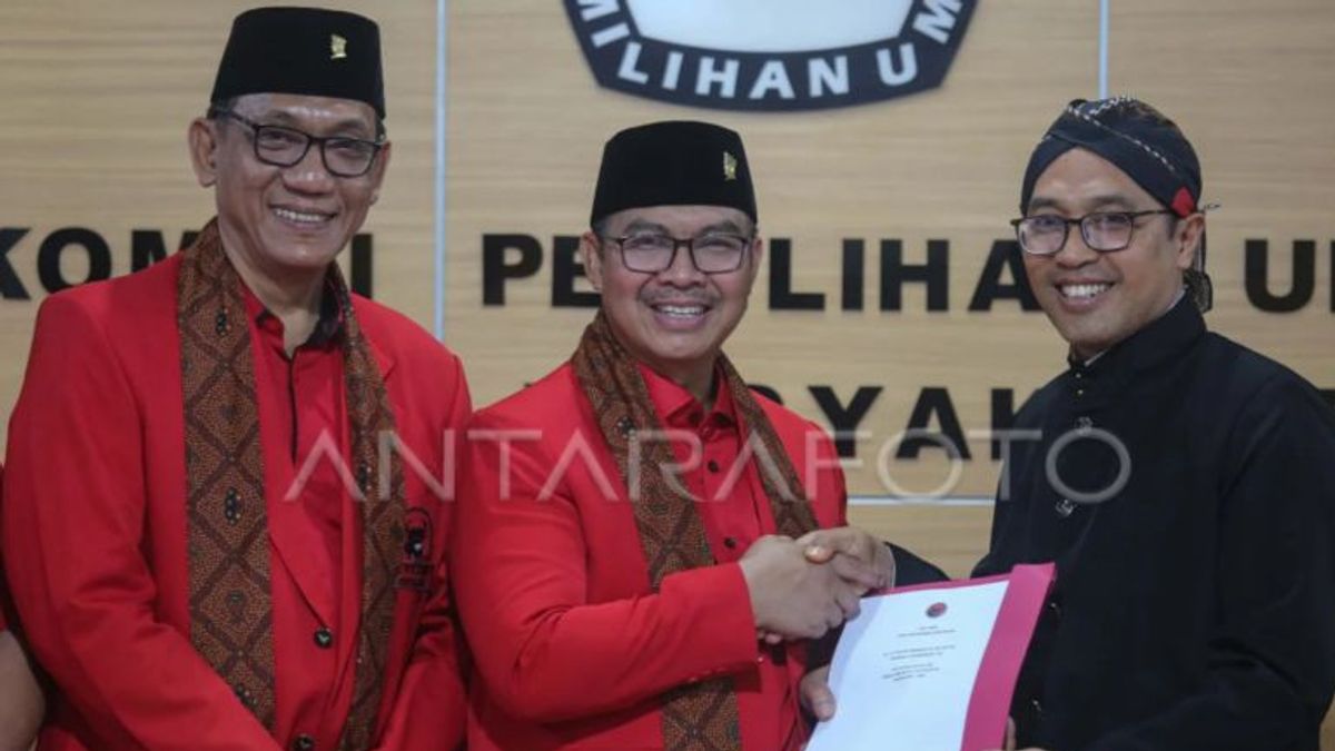 Promoted By PDIP, Hasto Wardoyo-Wawan Registers For The Yogyakarta Regional Head Election To The KPU